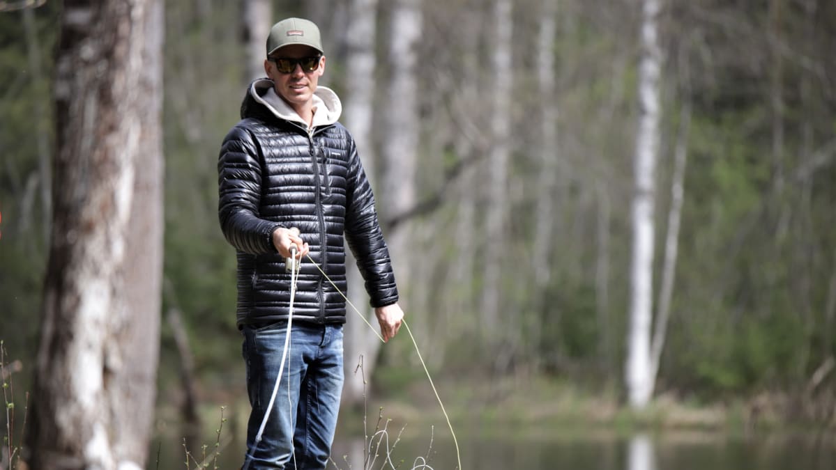 Jasper Pääkkönen kalastamassa Hiitolanjoella