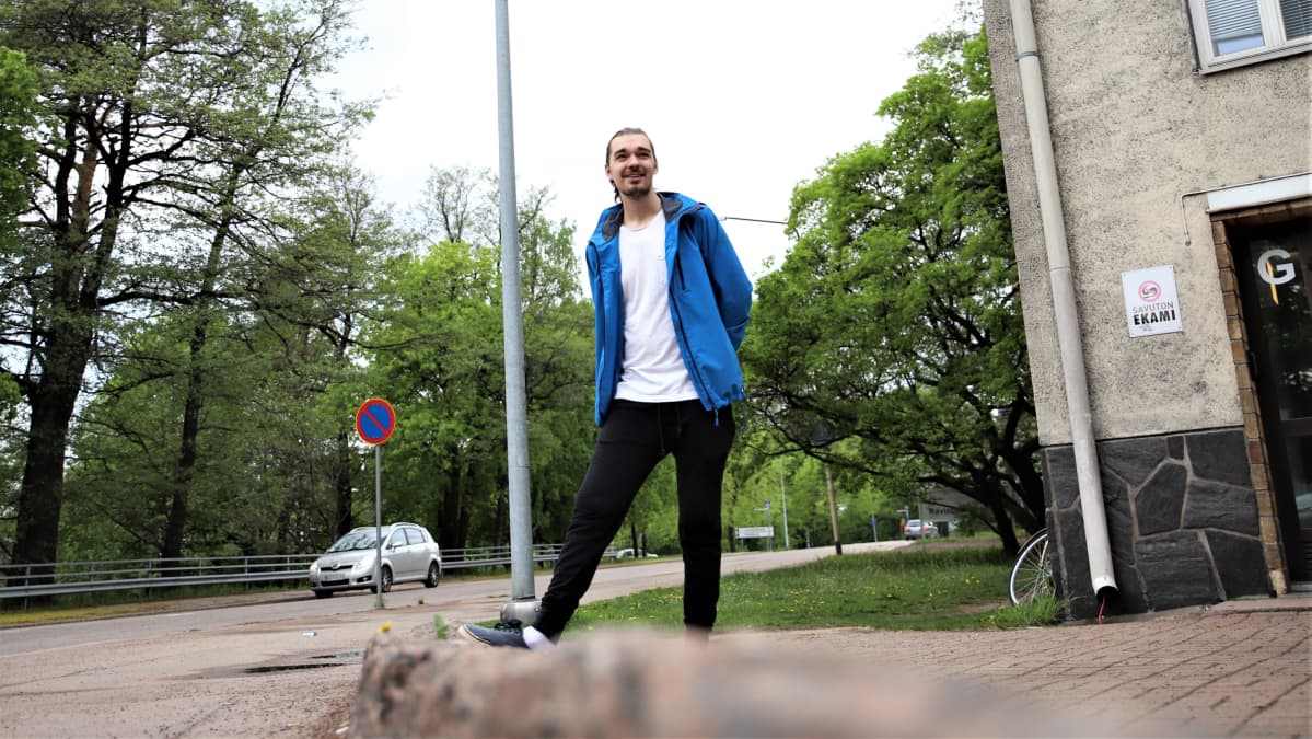 Laulaja Roope Palmu Kymen konservatorion pihalla