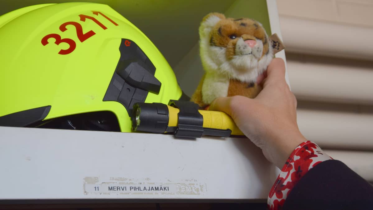 Mervi Pihlajamäen mielestä VPK:t ovat hyvin tasa-arvoisia yhteisöjä. Miehistöltä saatu pehmolelu on hyväntahtoinen kuitti päällikölle.
