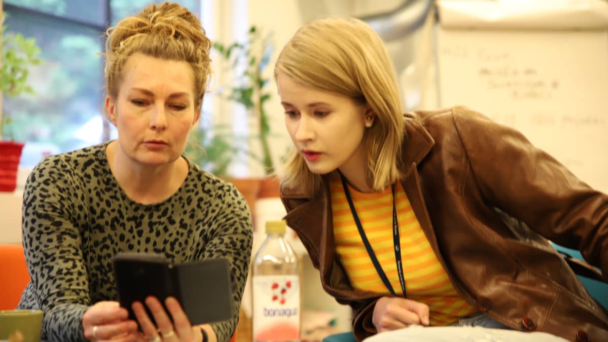 Sisustustyöpajan työvalmentaja Mia Lehtiniemi ja apulaisohjaaja Minttu Leppänen