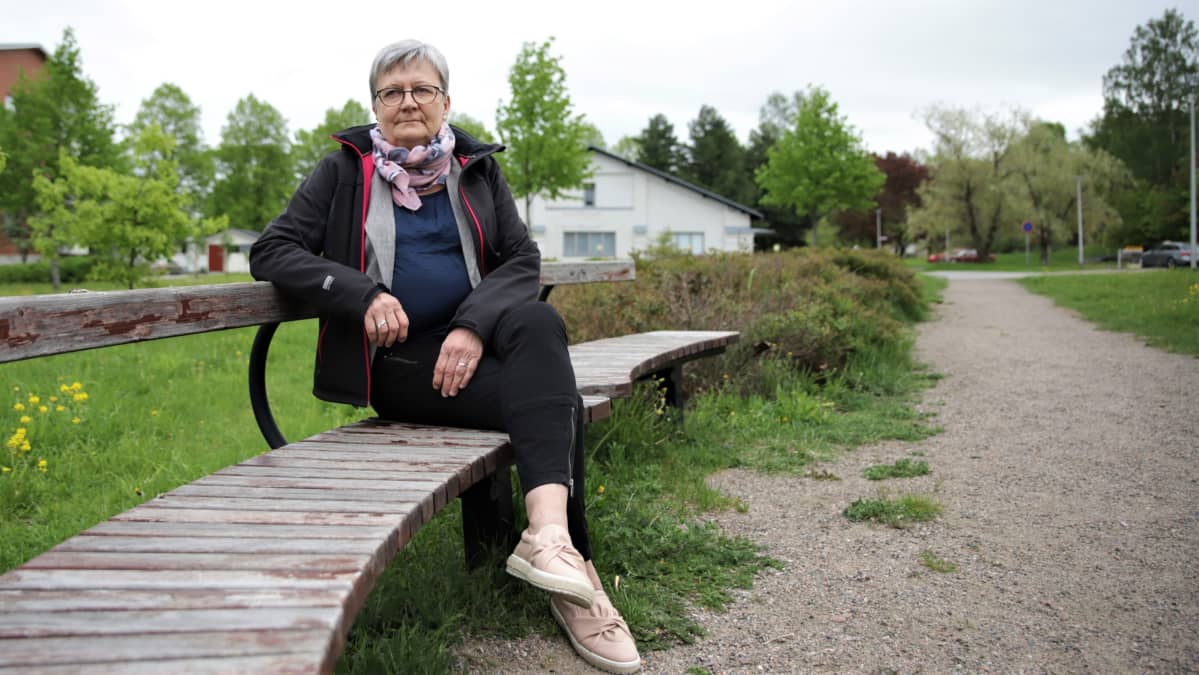 Eksoten lastenvalvoja Eija Kuitto puiston penkillä