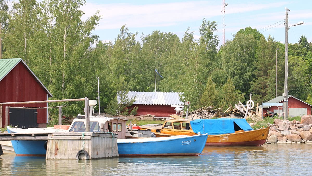 Kaunissaari, veneitä ja mökkejä rannassa