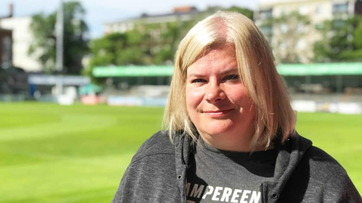 Ilveksen fysioterapeutti Heli Rekimies Tammelan stadionilla