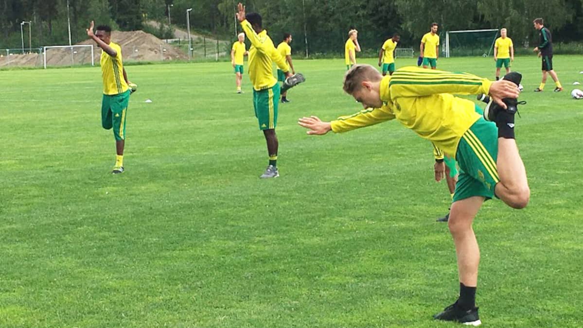 Ilveksen pelaajia venyttelemässä Kaupissa