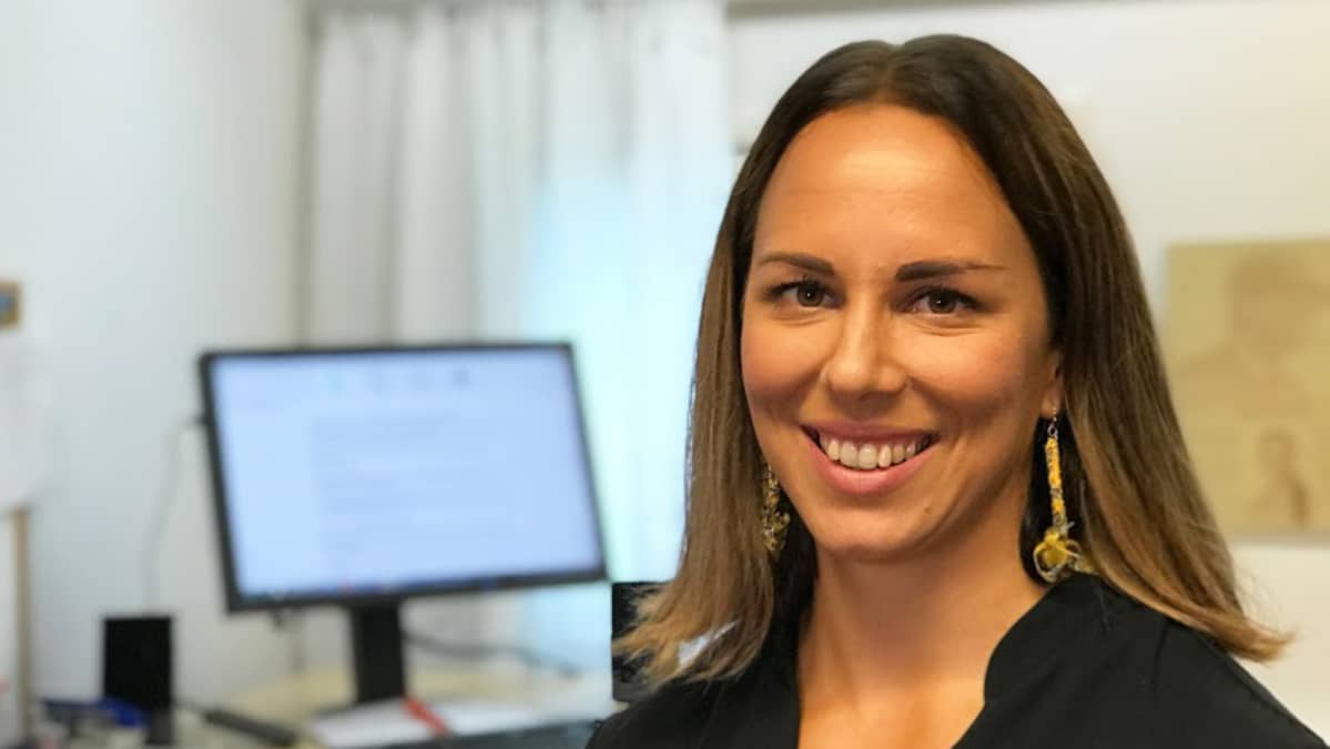 UKK-instituutin tutkimus- ja kehittämispäällikkö Mari Lehtinen työhuoneessaan