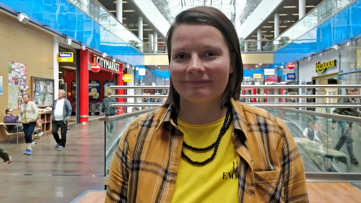 Etsivä nuorisotyöntekijä Elina Viisanen kauppakeskuksessa