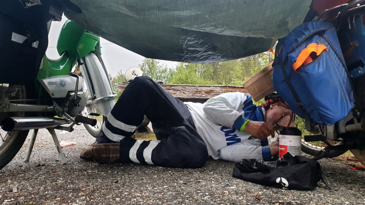 Mopoa korjaamassa Kauko Pöllänen pressujen alla