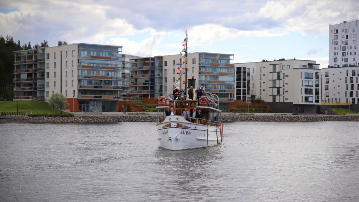 Höyrylaiva Saimaa saapumassa Joensuun matkustajasatamaan.
