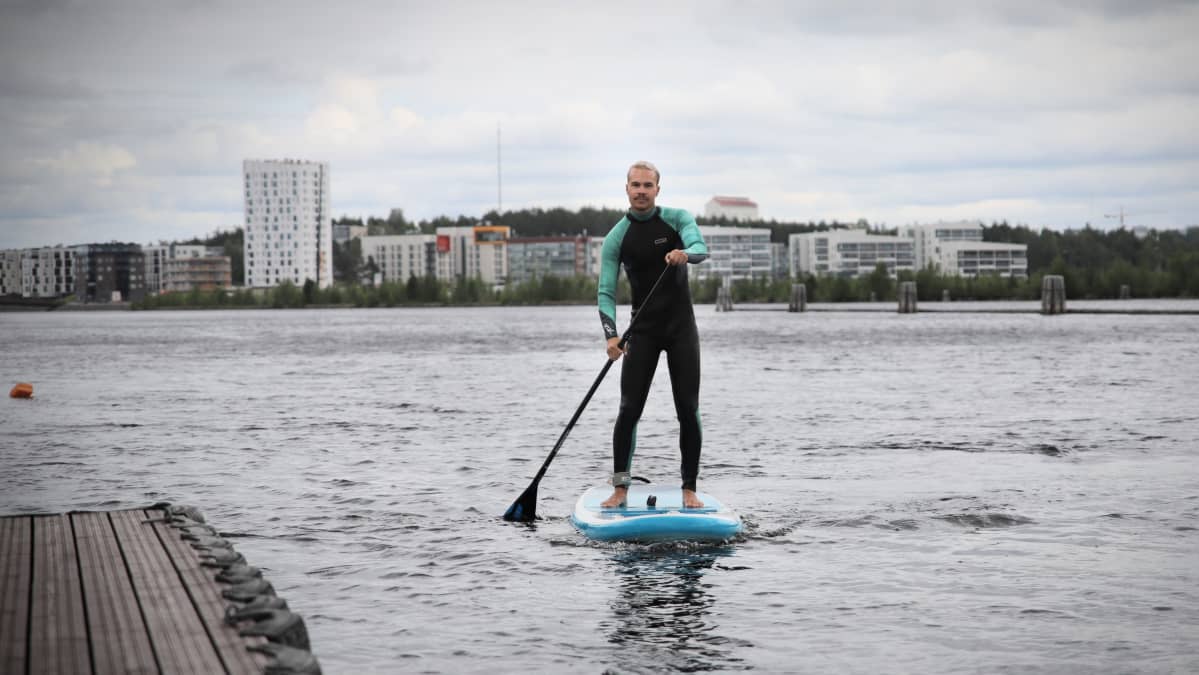 Sami Voutilainen sup-lautailee Pielisjoessa.