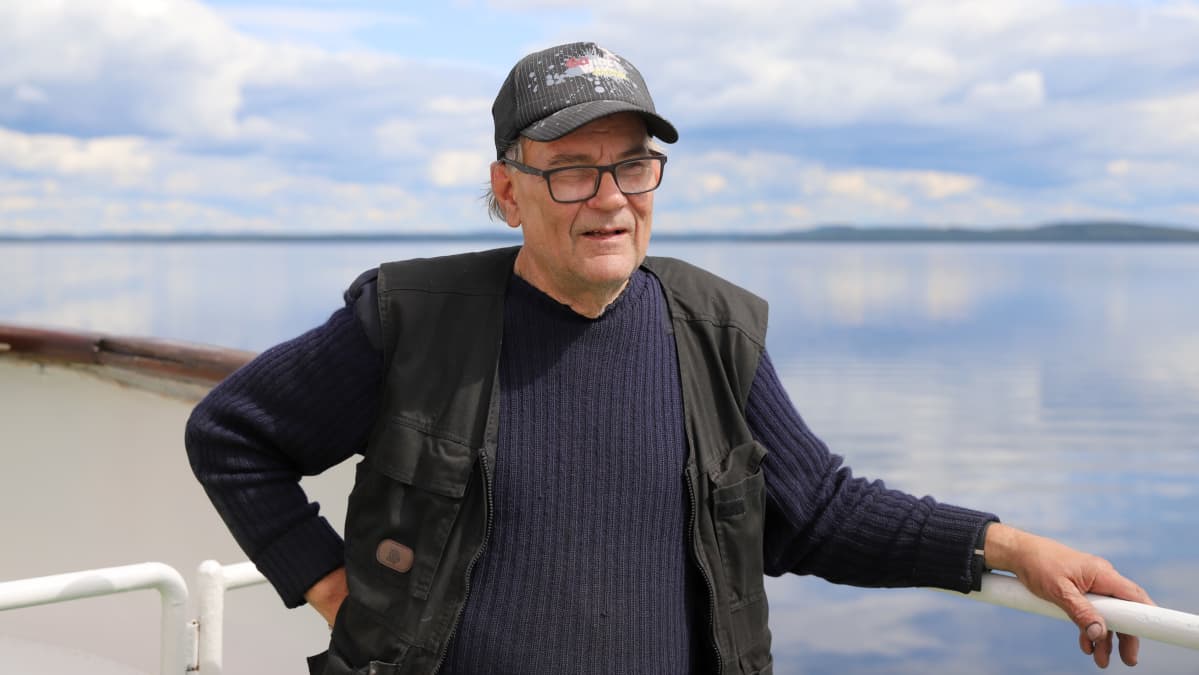 Ahti Sarasoja autolautta Pielisen kannella.