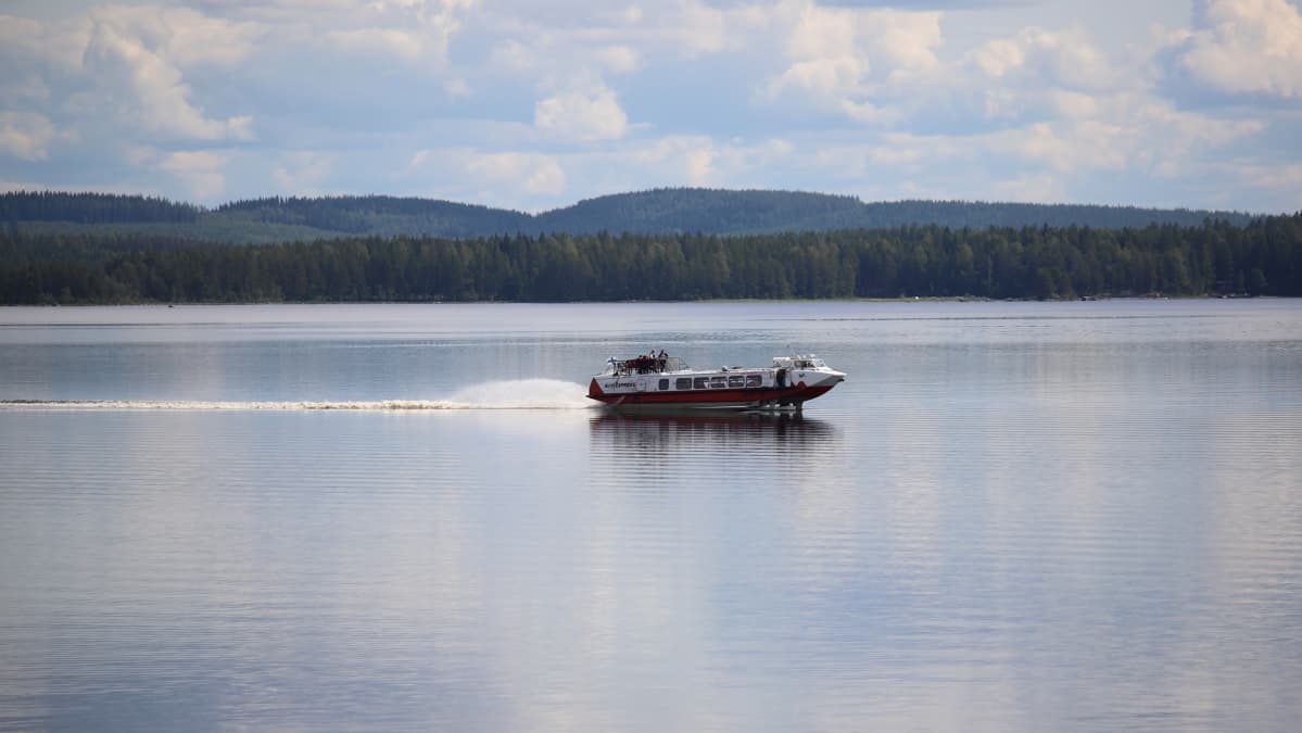 Kantosiipialus Suviexpress kiitää Pielisellä.