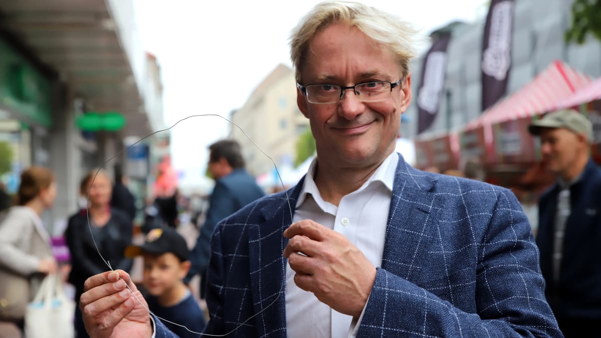 Mikael Jungner ja ympyrän muotoon väännetty rautalanka