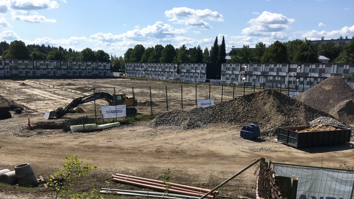Kivimaan koulun nurmikentän nurmi on kuorittu pois ja tilalle rakennetaan uutta kenttää
