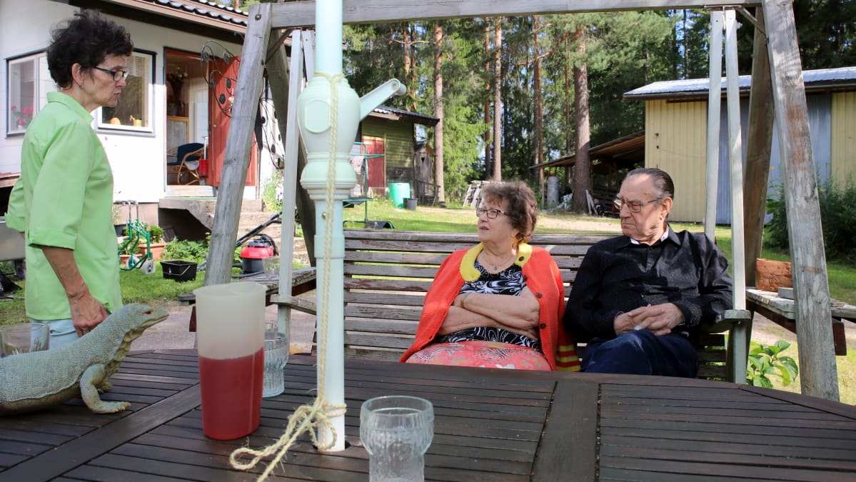 Aini Lehtosalo ja Hotokan pariskunta vaihtavat kuulumisia.