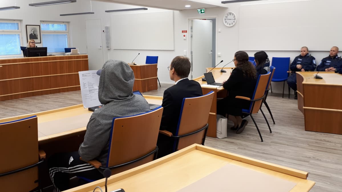 Syytetyt Etelä-Karjalan käräjäoikeuden istuntosalissa 9.8.2019.