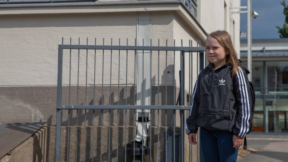 Aino Piironen koulun pihalla.