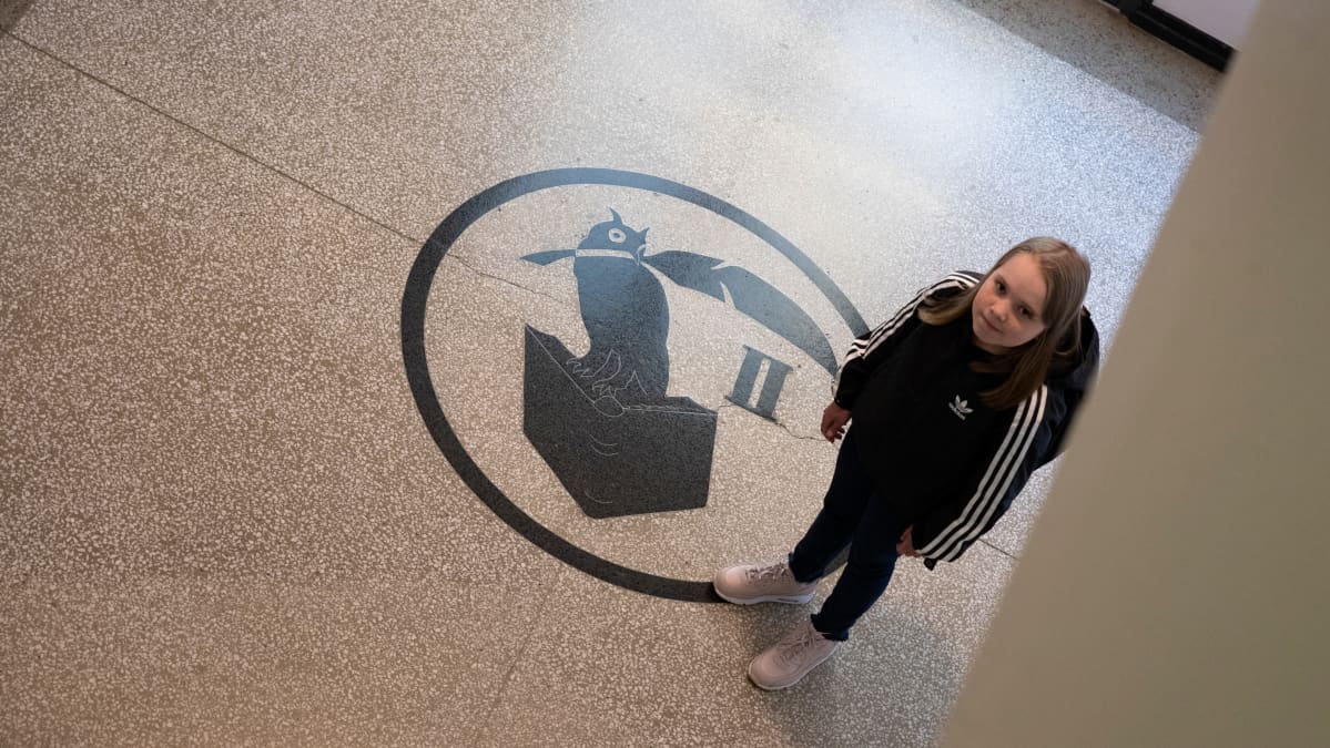Aino Piironen koulun käytävällä.