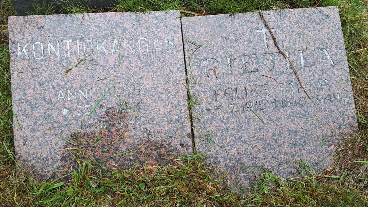 Anni Kontiokankaan ja Felix Pietilän hautakivet Kemin Ristikankaan vapaa-ajattelijoiden hautausmaalla.