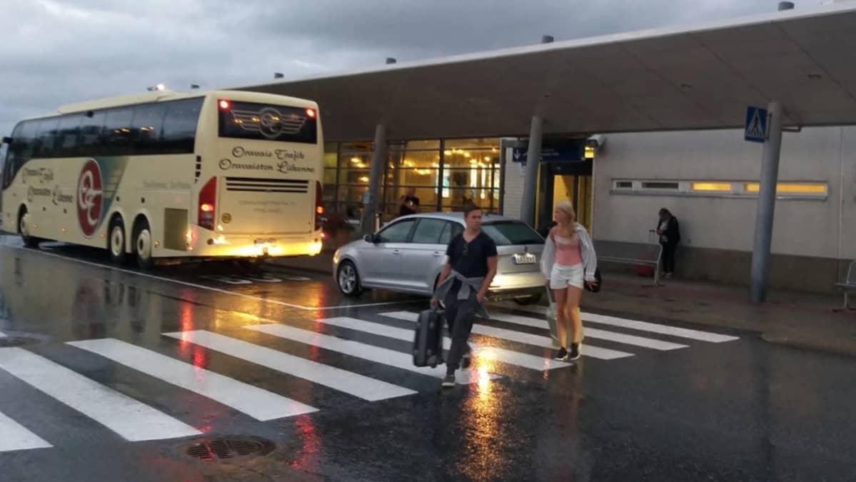 Johannes Lövdahl ja Alexandra Gullans poistumassa Vaasan lentoasemalta.