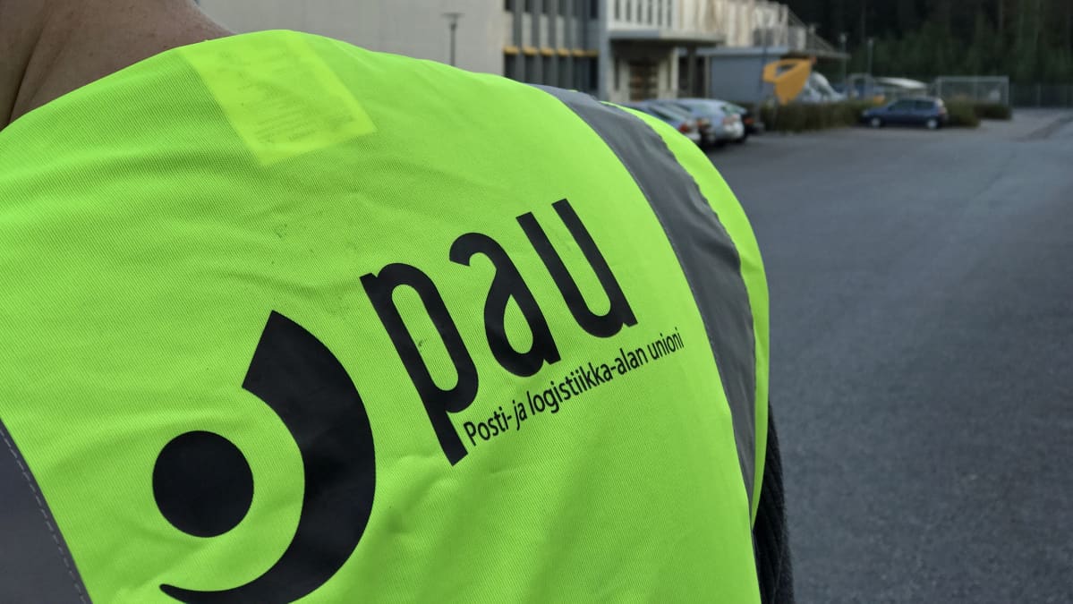 PAU:n jäsen huomioliivissä lakkovahtina