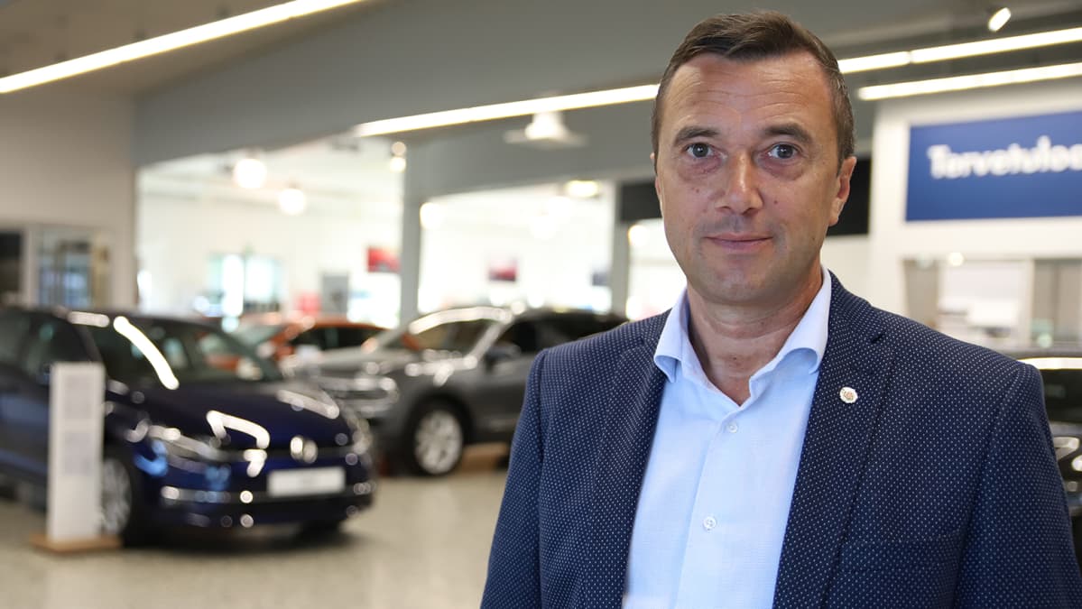 Keminmaan Pörhön autoliikkeen autotalon johtaja Reijo Korkala