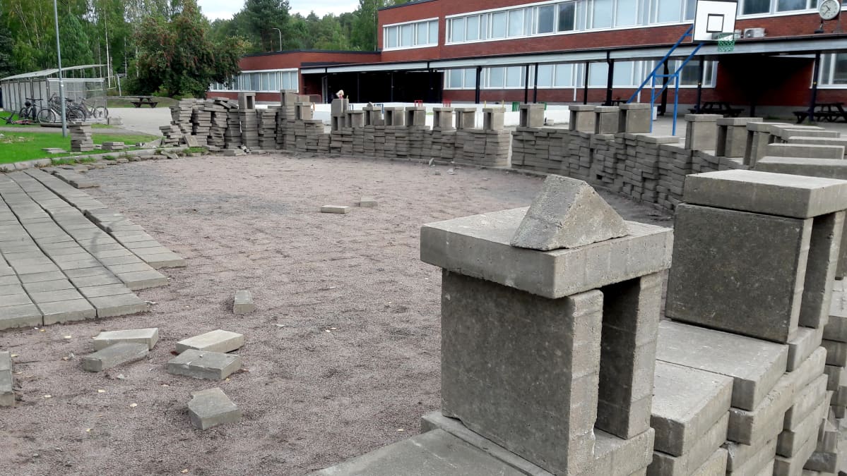 Kiviröykkiö Hauhon yhtenäiskoulun pihalla