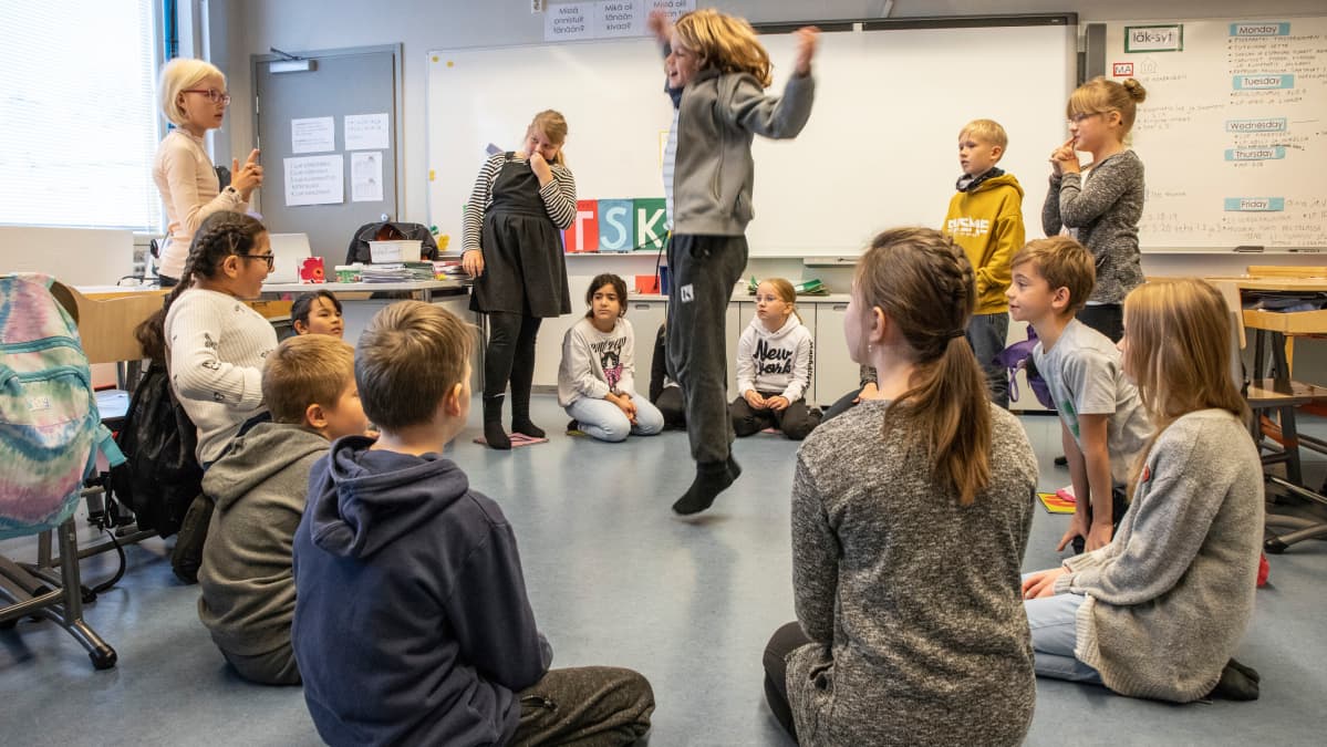 Kimpisen koulun oppilaita oppitunnilla.