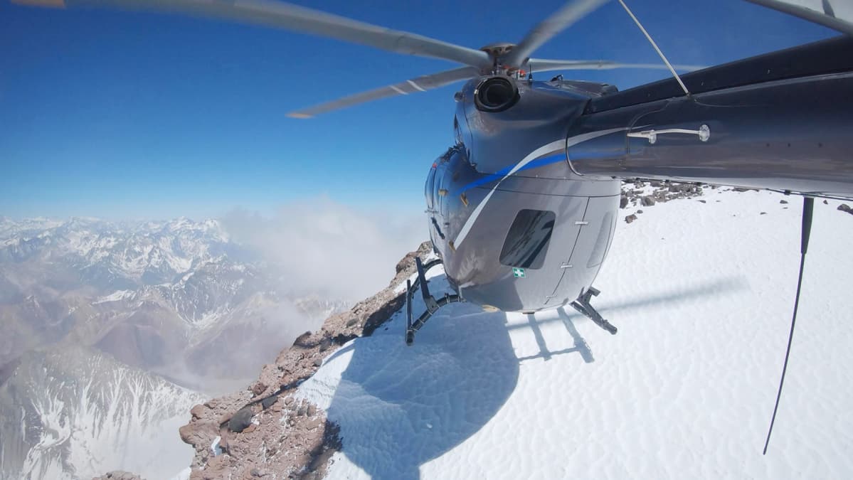 Helikopteri vuoren huipulla.