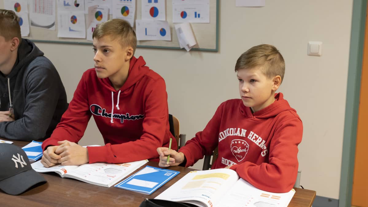 Yläkoululaisia oppitunnilla.