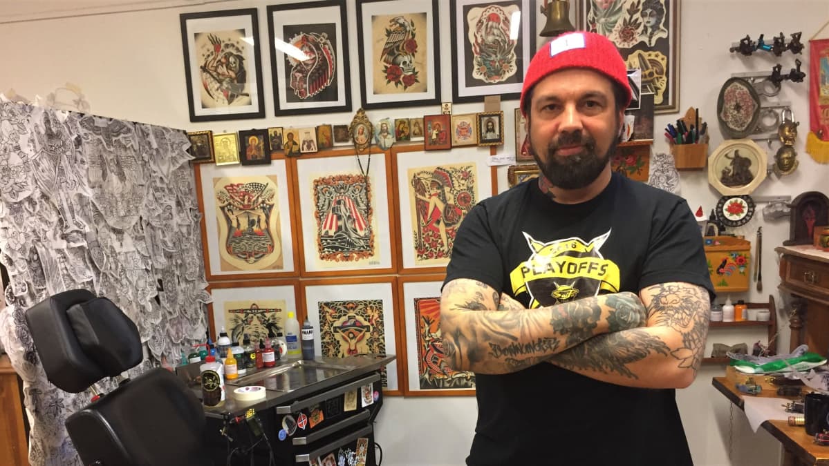 Lappeenrantalainen tatuointiartisti Markus Koskela.