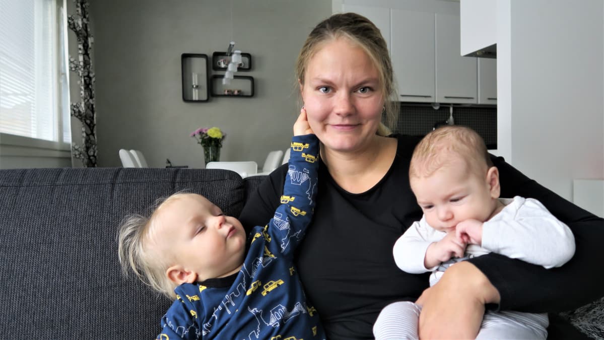 Iina Salmisella on kädet täynnä töitä taaperon ja vauvan kanssa.