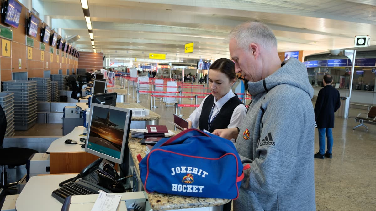 Logistiikkajohtaja Vesa Vilkkula pakkaa varusteita Tsherepovetsin lennolle.
