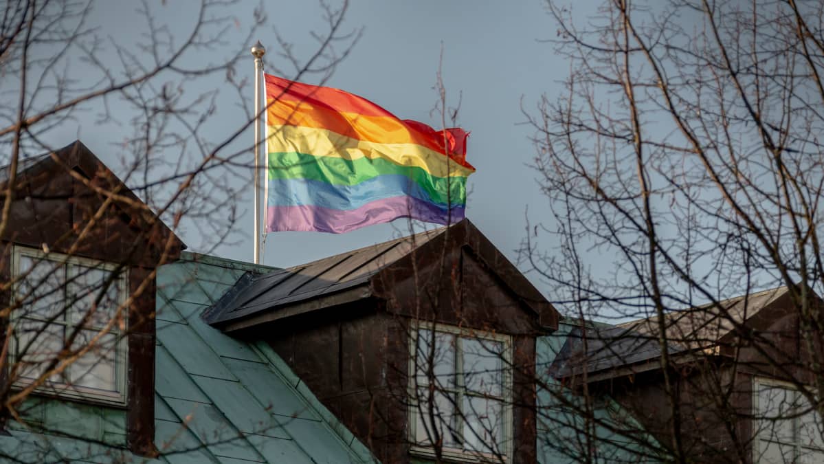 Ruotsin Sölvesborgissa monet liputtavat sateenkaarilipulla.