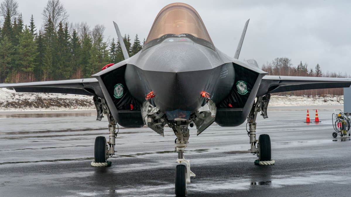 F-35 Lightning II Satakunnan lennoston kentällä Pirkkalassa.