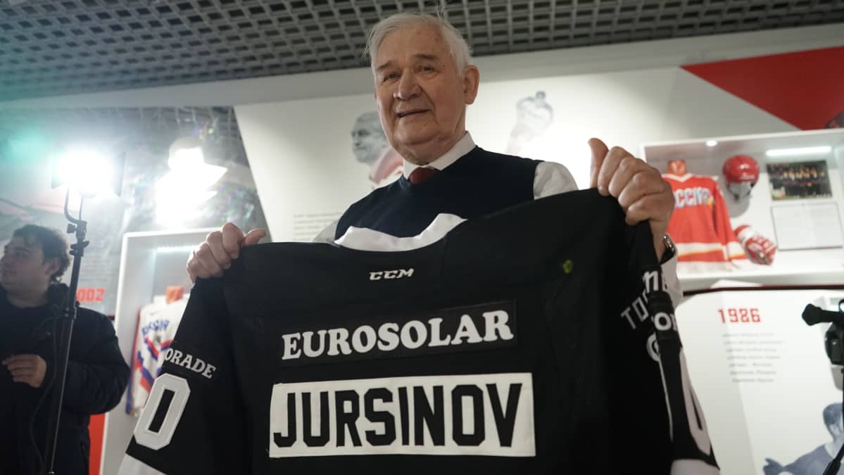 Turun Palloseura muisti Vladimir Jursinovia merkkipäivänä uunituoreella pelipaidalla. Pelinumerona oli luonnollisesti 80.