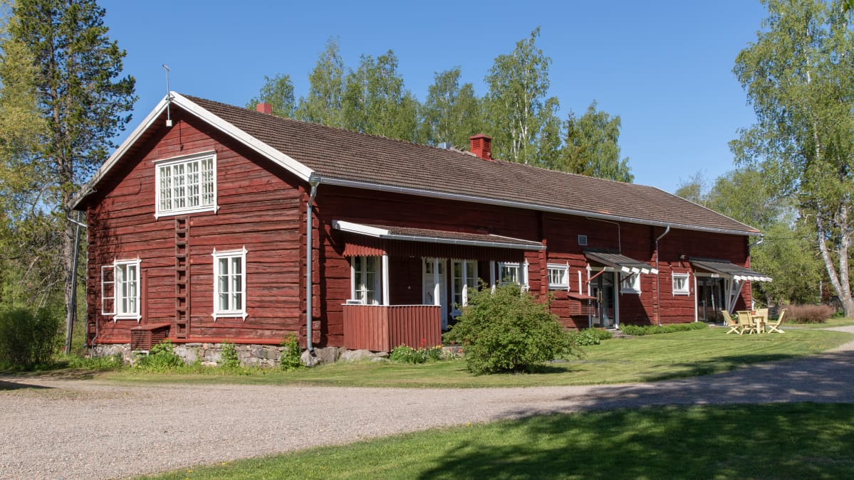 Ulkokuva Vehmaan kartanon vanhasta tallista, jossa toimii teehuone.