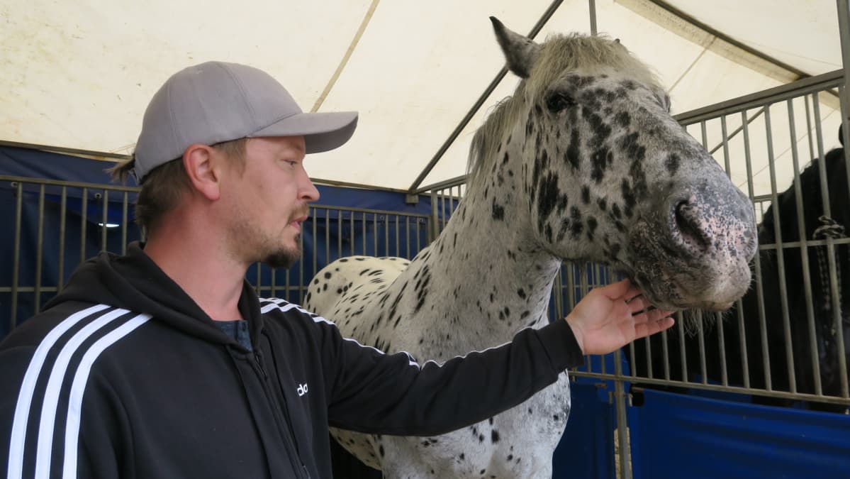 Carl Jernström jr. on kiertänyt koko ikänsä sirkuksen mukana ja esiintynyt muun muassa taikurina ja taitoratsastajana Frosti-hevosensa kanssa.
