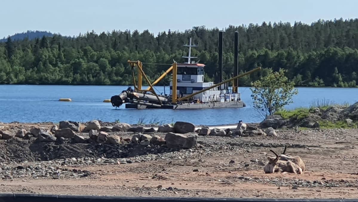 Imuruoppaaja työssä Kemijärven jätealtaalla.