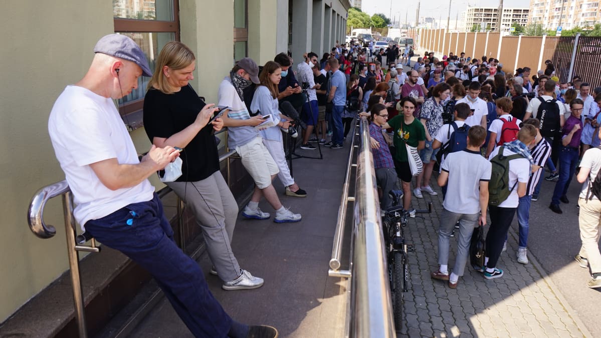Ihmisiä moskovalaisen oikeustalon edustalla.