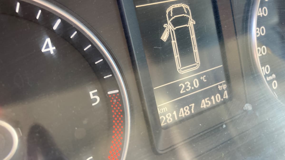 Poliisiauton mittaristo.