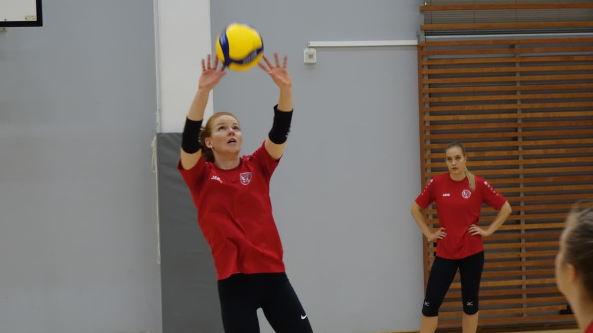 Katja Kylmäaho passaa, Karoliina Friberg seuraa kentän reunalta.