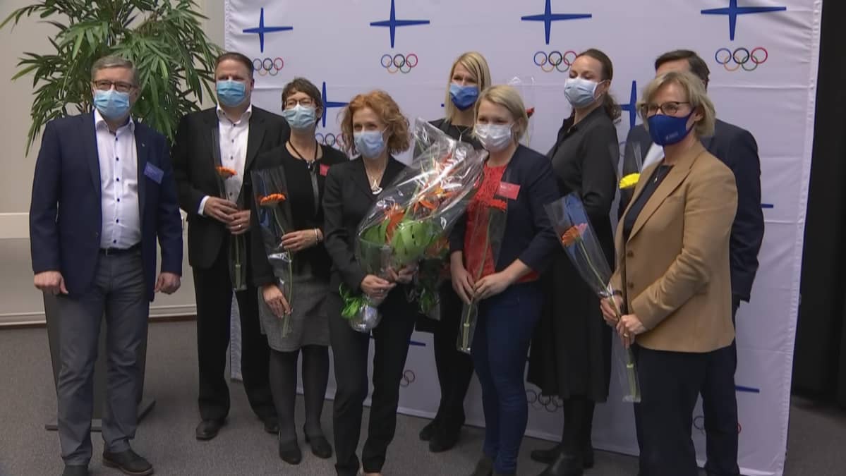 Osa olympiakomitean uudesta hallituksesta poseerasi syyskokouksen jälkeen Vantaalla.