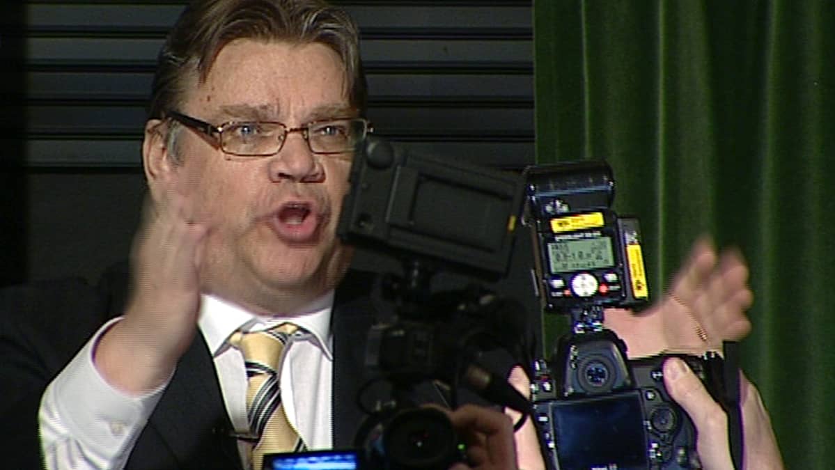 Timo Soini pitämässä puhetta vaali-iltana.