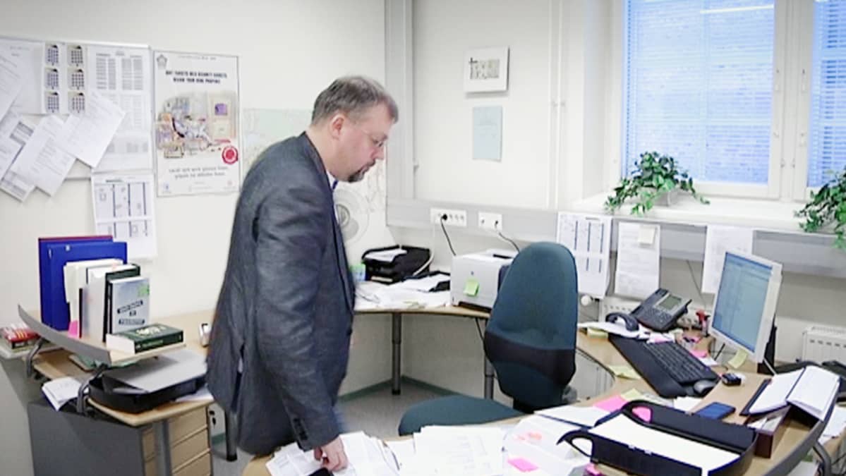 Rikoskomisario Jari Kinnunen työhuoneessaan Pirkanmaan poliisilaitoksella.