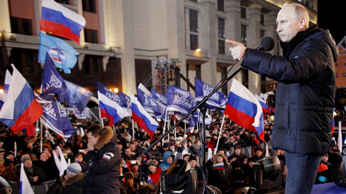 Vladimir Putin puhuu kannattajilleen Moskovassa.