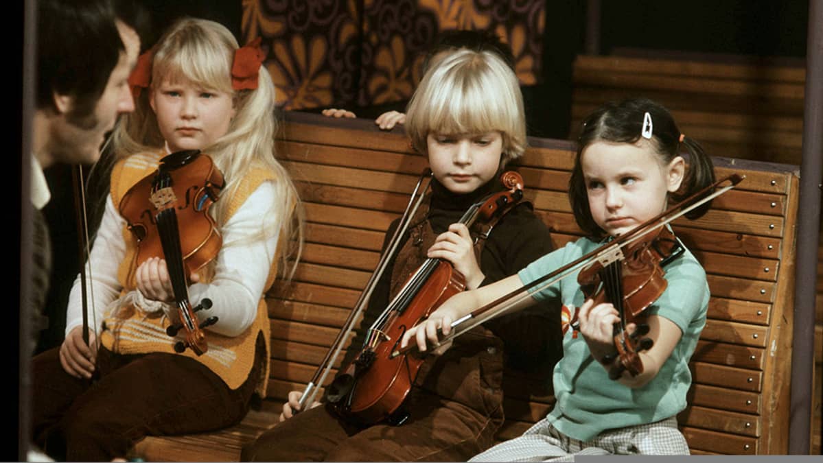 Viuluviikarit junassa maaliskuussa 1979. Opettaja Géza Szilvay, Linda Lampenius, Maiju Paukkunen ja Réka Szilvay.