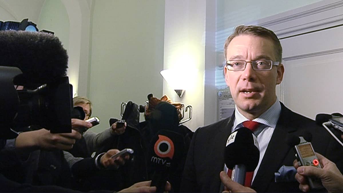 Puolustusministeri Stefan Wallin puhuu toimittajille
