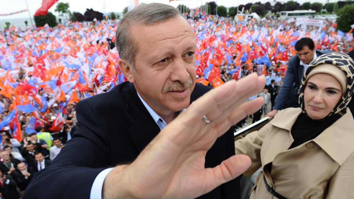 Turkin pääministeri Tayyip Erdogan tervehtii kannattajiaan vaalitilaisuudessa Istanbulissa 11.6.2011.