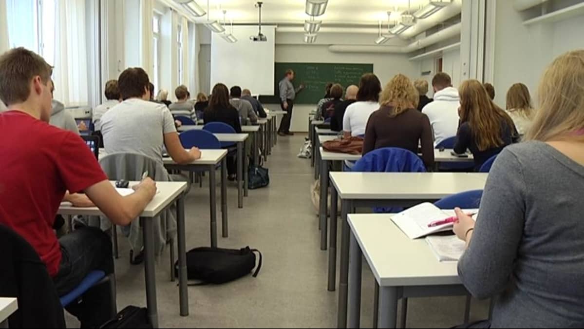 Liiketalouden opiskelijoita Lahden ammattikorkeakoulun oppitunnilla.