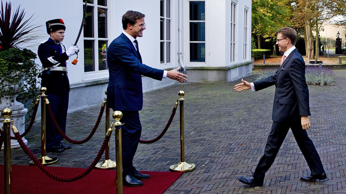Mark Rutte (kesk.) ja Jyrki Katainen tapaavat.